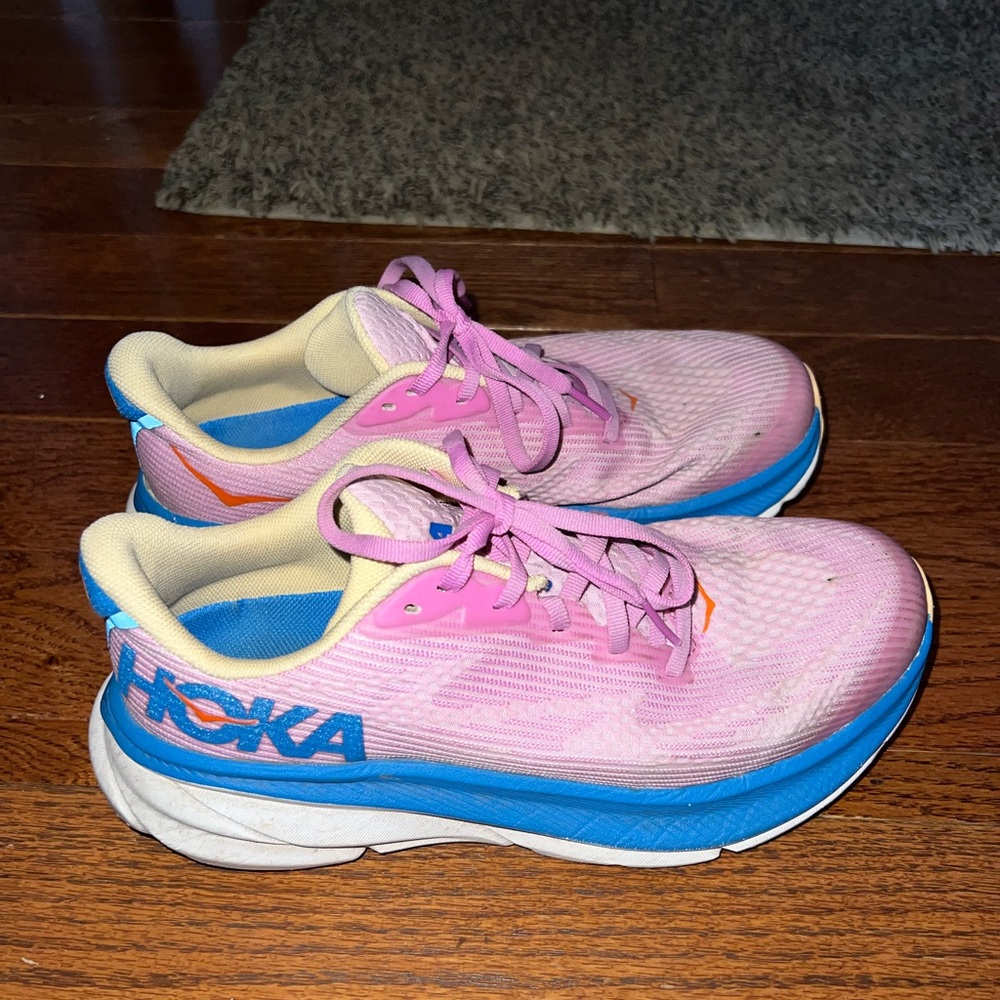Hoka Clifton 9 tennis shoes